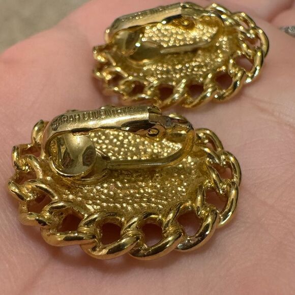 Sarah Coventry Gold Toned Oval Ornate Clip On Earrings - Picture 6 of 7